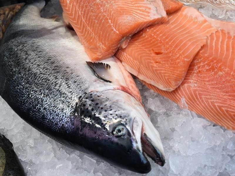 Lachs steht in Deutschland hoch im Kurs. Foto:Holger Hollemann/dpa