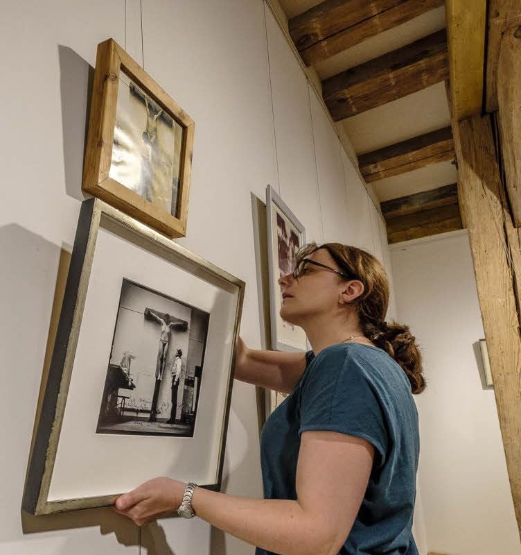 Unmittelbar nach dem Abbau der Barlach-Kollwitz-Ausstellung hat im Schloss bei der Stiftung Christliche Kunst Wittenberg der Aufbau der neuen Herbstausstellung - im Bild die Kunsthistorikerin Ulrike Brinkmann - begonnen.