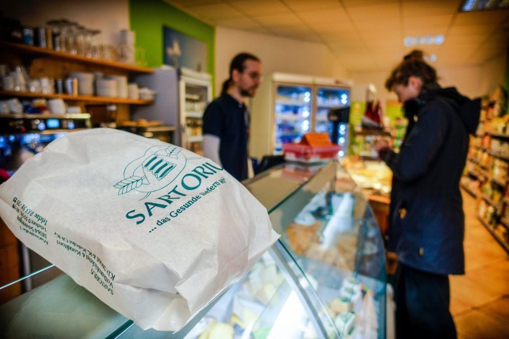 Eine „Überraschungstüte“ wartet in der Biothek in Wernigerode darauf, abgeholt zu werden.