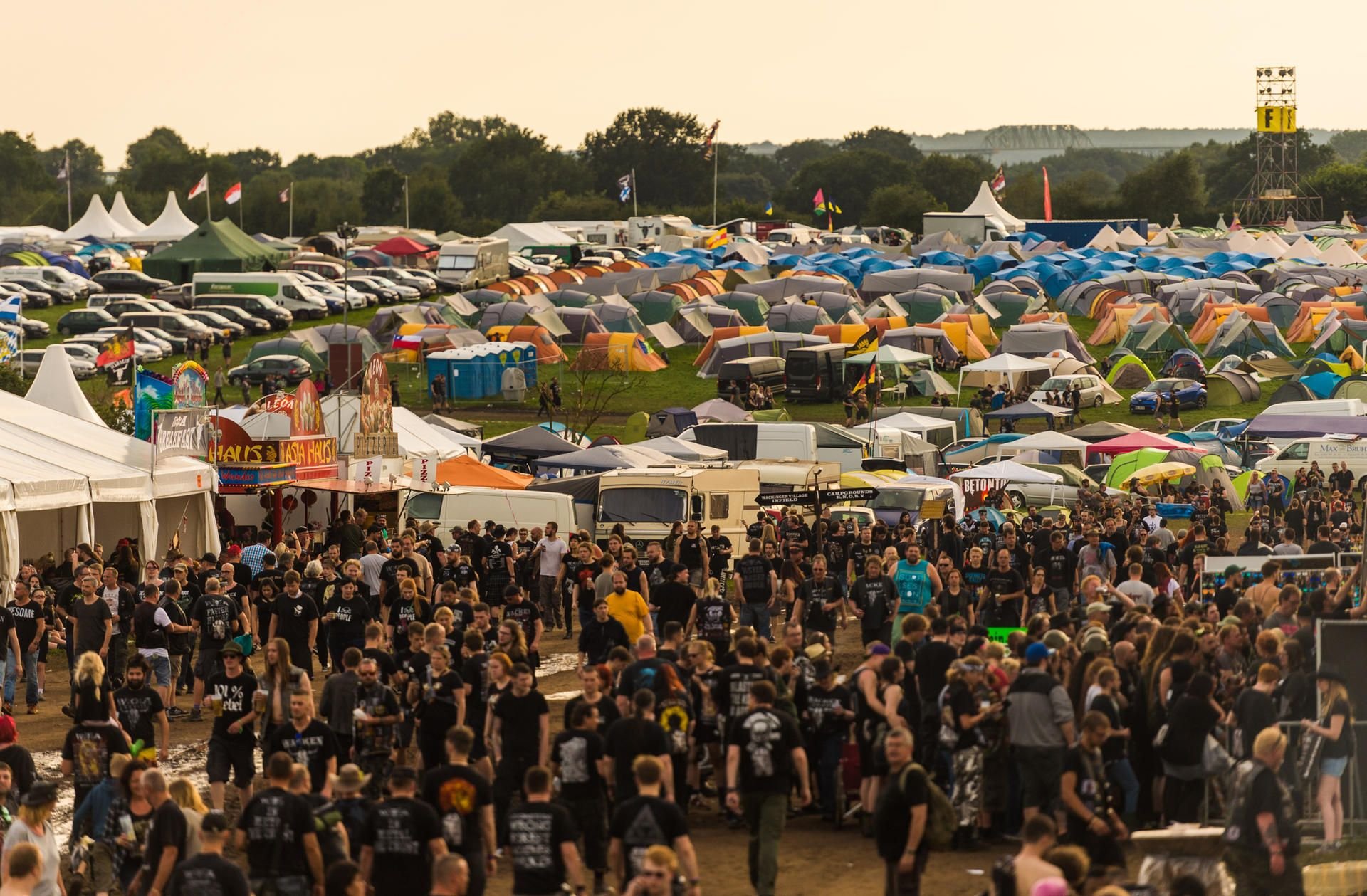 Wacken-Zeltplatz und Besucher