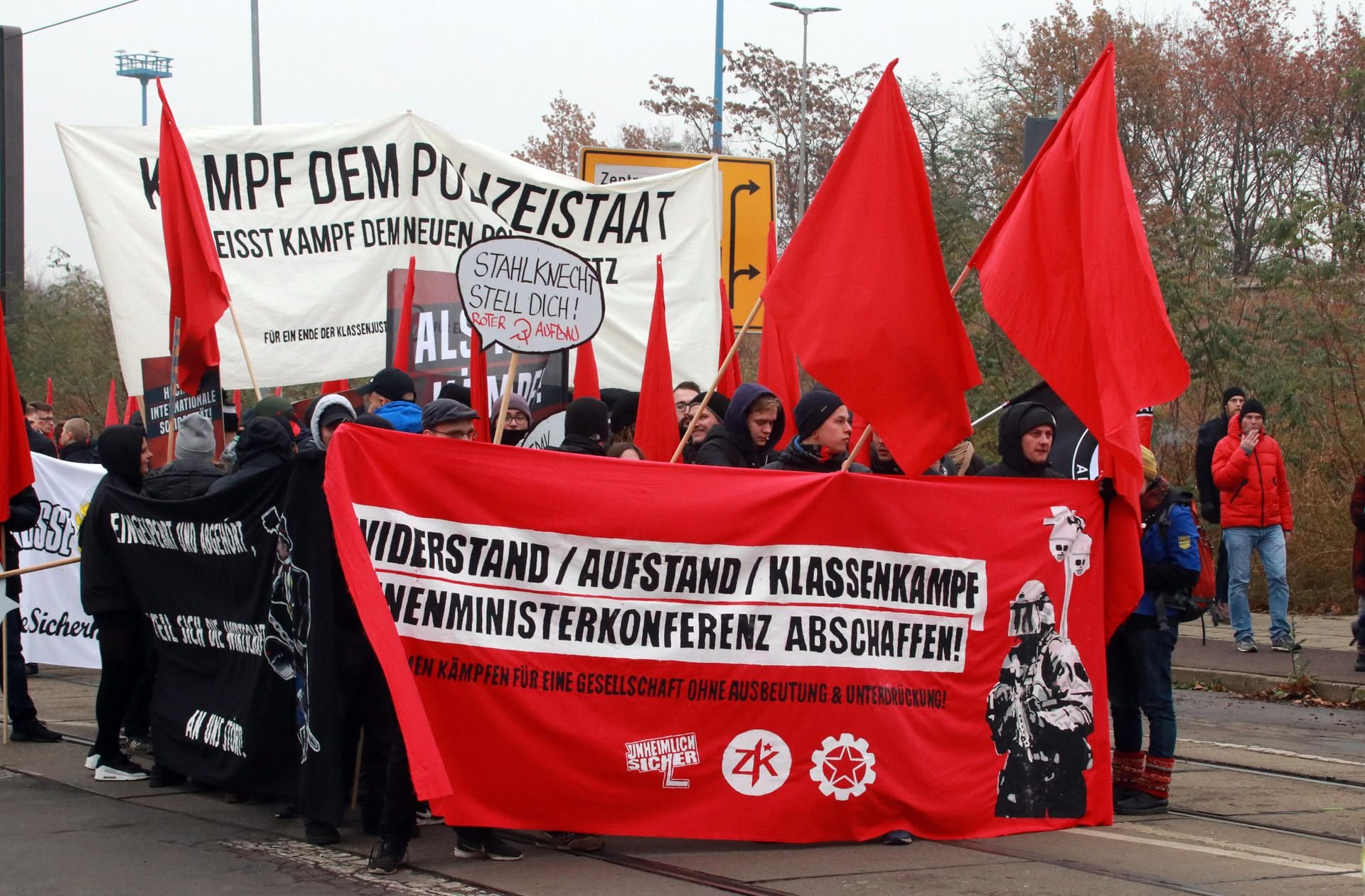 Demonstranten protestieren gegen die Innenministerkonferenz, die am 28. November 2018 in Magdeburg beginnen soll.