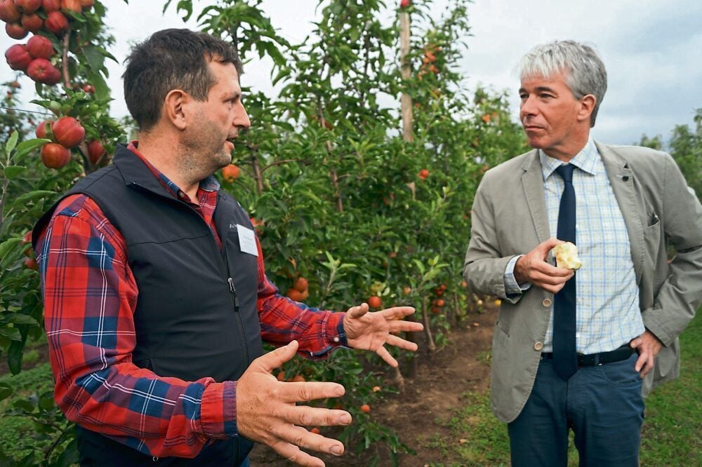Landwirt Matthias Sommer aus Helmsdorf im Gespräch mit Umwelt-Staatssekretär Ralf-Peter Weber (Die Grünen)