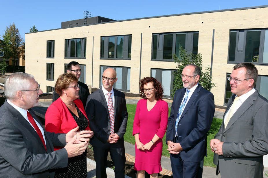 Salus-Geschäftsführer Hans-Joachim Fietz-Mahlow (von links) begrüßt zur Stationsgebäude-Eröffnung auch Sozialministerin Petra Grimm-Benne.