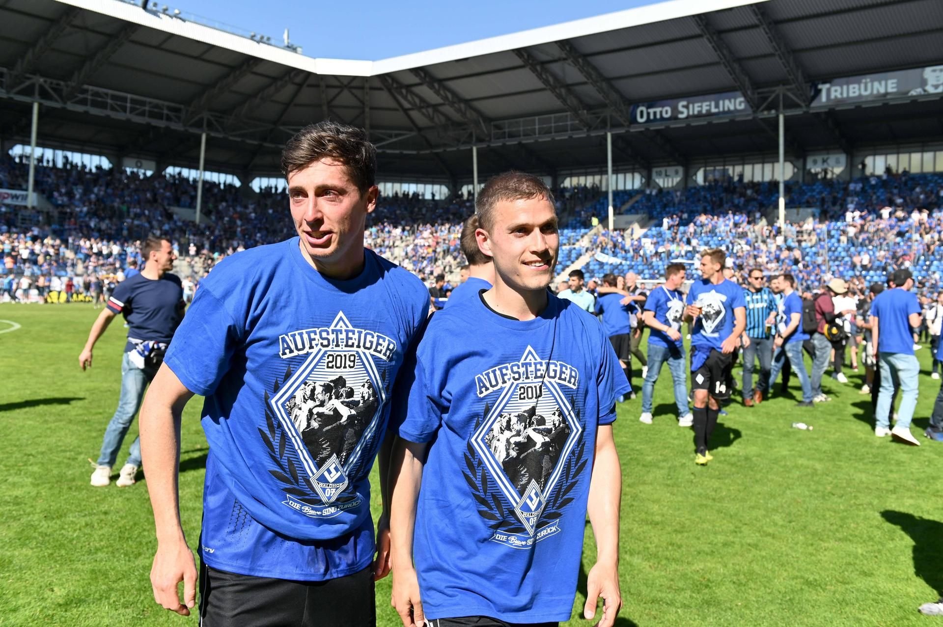 Jannik Sommer (l.) und Gianluca Korte feiern den Mannheimer Aufstieg mit den Fans im Stadion.
