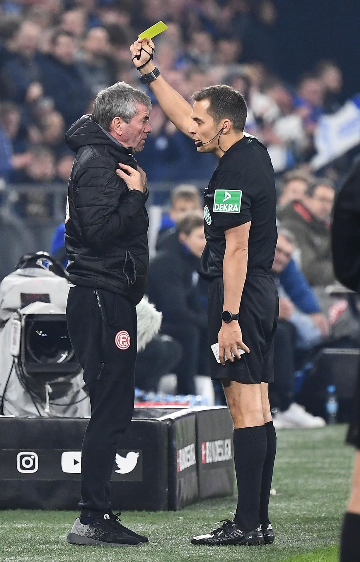 Robert Hartmann (r.) zeigt Friedhelm Funkel die Gelbe Karte: Hat der Schiedsrichter den Fortuna-Trainer als Rumpelstilzchen bezeichnet?