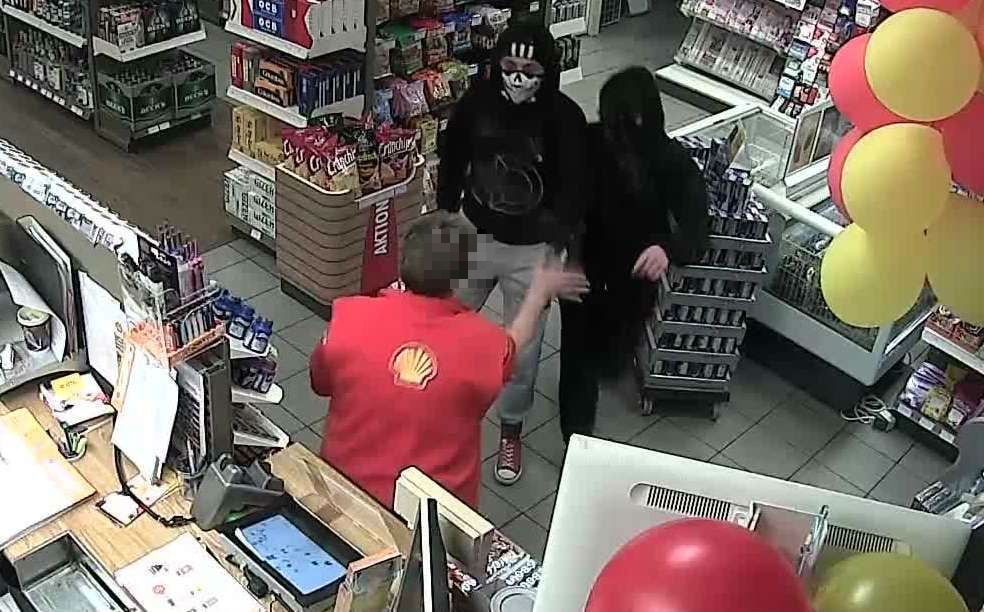 Die beiden maskierten Tankstellenräuber bedrohten die Angestellte mit Schlagstock.