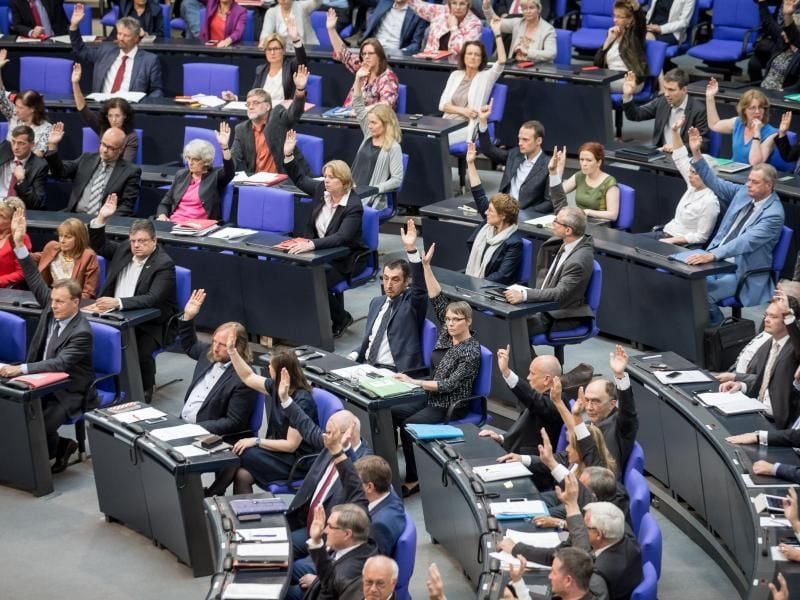 Abgeordnete von SPD, Grünen und CDU/CSU stimmen für die Einstufung der Massaker an den Armeniern 1915/16 durch das Osmanische Reich als Völkermord. Foto: Michael Kappeler/Archiv