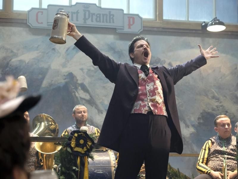 Curt Prank (Misel Maticevic) feiert sich in der vierten Folge, „Anstich”, der Serie „Oktoberfest 1900” selbst vor der Blaskapelle. Foto: Dusan Martincek/ BR/ARD Degeto/MDR/WDR/dpa