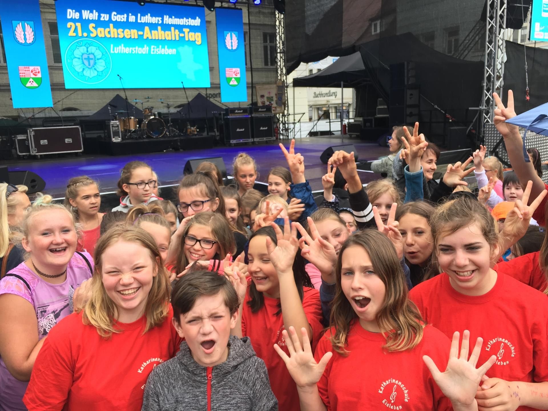Das Landesfest ist eröffnet: Beste Stimmung am Freitagnachmittag auf dem Markt in Eisleben.