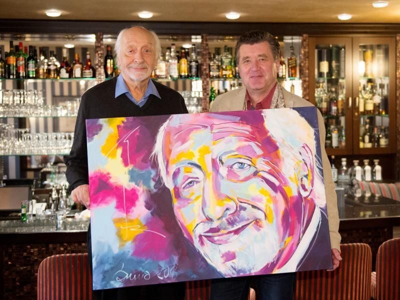 Der Schauspieler und Komiker Karl Dall (l) bekommt zum Geburtstag von Schauspieler Bruno Apitz ein Portrait geschenkt. Foto: Daniel Reinhardt
