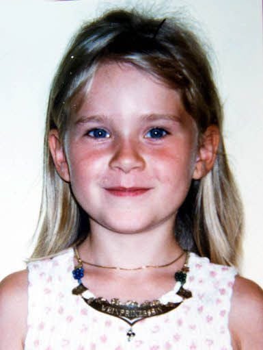 Die vierjährige Nicole Steckbauer beim Collier-Probetragen