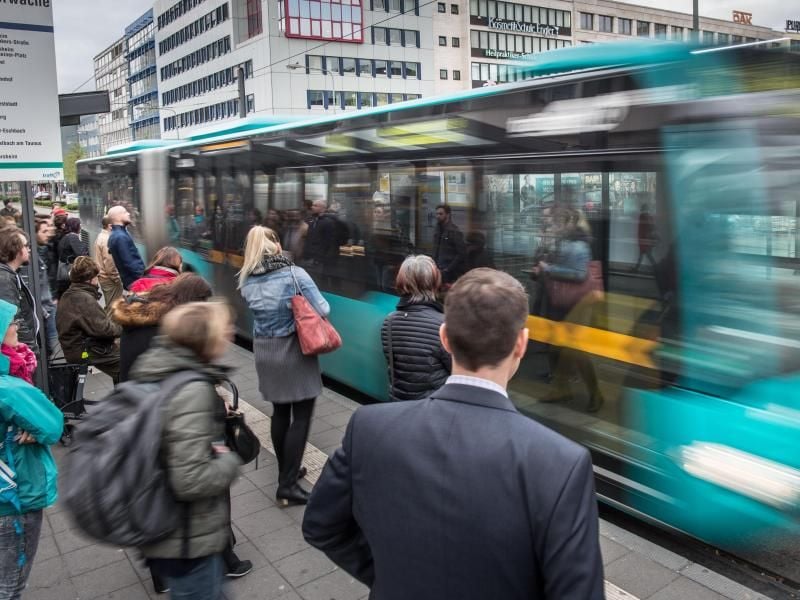 Statt einer Lohnerhöhung kann sich etwa auch ein vom Chef bezahltes Jobticket lohnen. Denn hierbei lässt sich Steuervorteil nutzen. Foto: Frank Rumpenhorst/dpa