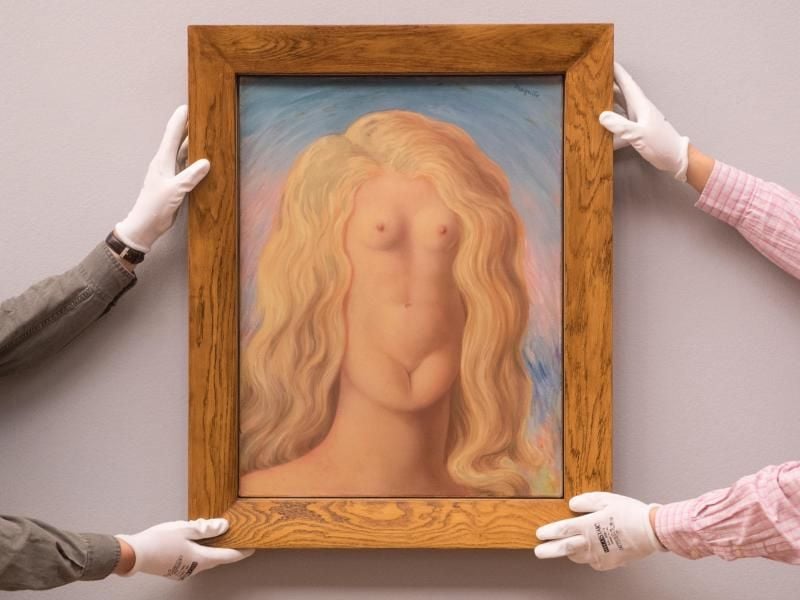 Das Bild „Le Viol” von Rene Magritte wird aufgehängt. Foto: Boris Roessler