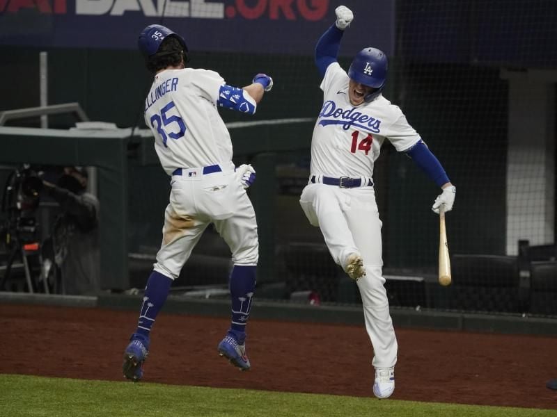 Cody Bellinger (l) und Enrique Hernandez von den Los Angeles Dodgers feiern den Sieg gegen die Atlanta Braves. Foto: Tony Gutierrez/AP/dpa