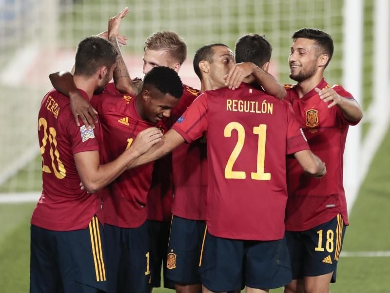 Die Spanier feierten einen klaren Sieg. Foto: Bernat Armangue/AP/dpa