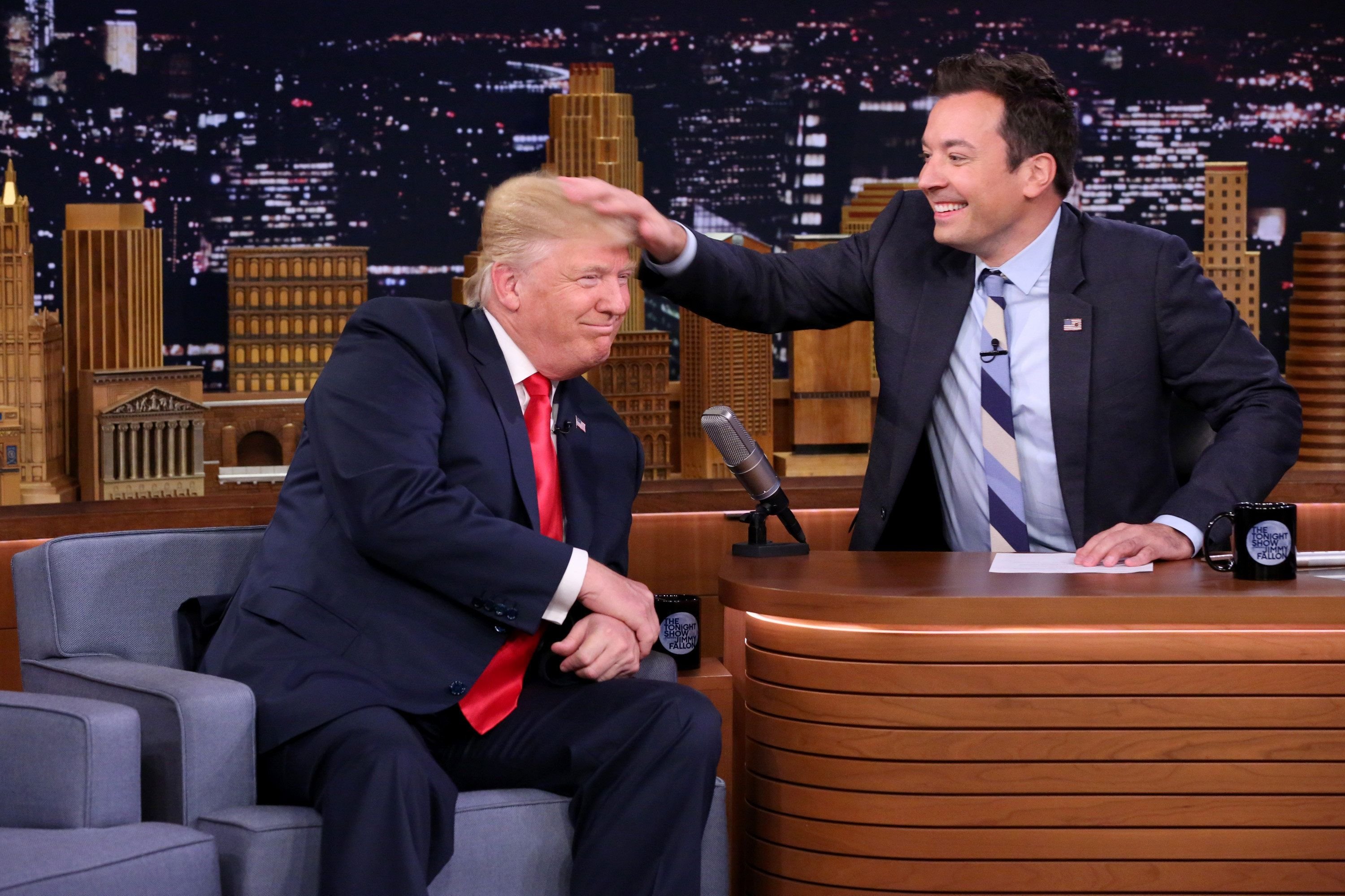 Moderator Jimmy Fallon wollte Trump mal ordentlich durch die Haare wuscheln.