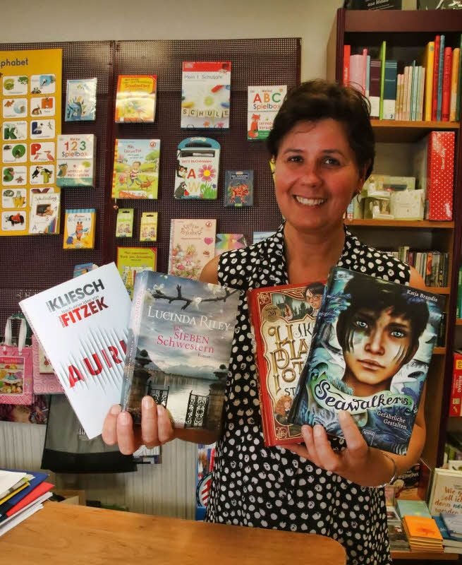 Cornelia Herbst vom „Guten Buch“ in Sangerhausen zeigt einige Empfehlungen für die Ferienlektüre.