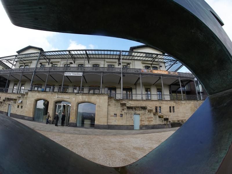 Eine Skulptur des Künstlers Hans Arp ist vor dem Arp-Museum zu sehen. Foto: Thomas Frey/dpa