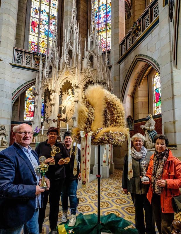 Der Kultur- und Heimatverein Ragösen/Krakau, hier sein Vorsitzender Hans-Dieter Würzberger mit engagierten Mitgliedern, hat die schönste Erntekrone in Sachsen-Anhalt hergestellt. Zu sehen ist sie in der Wittenberger Schlosskirche.