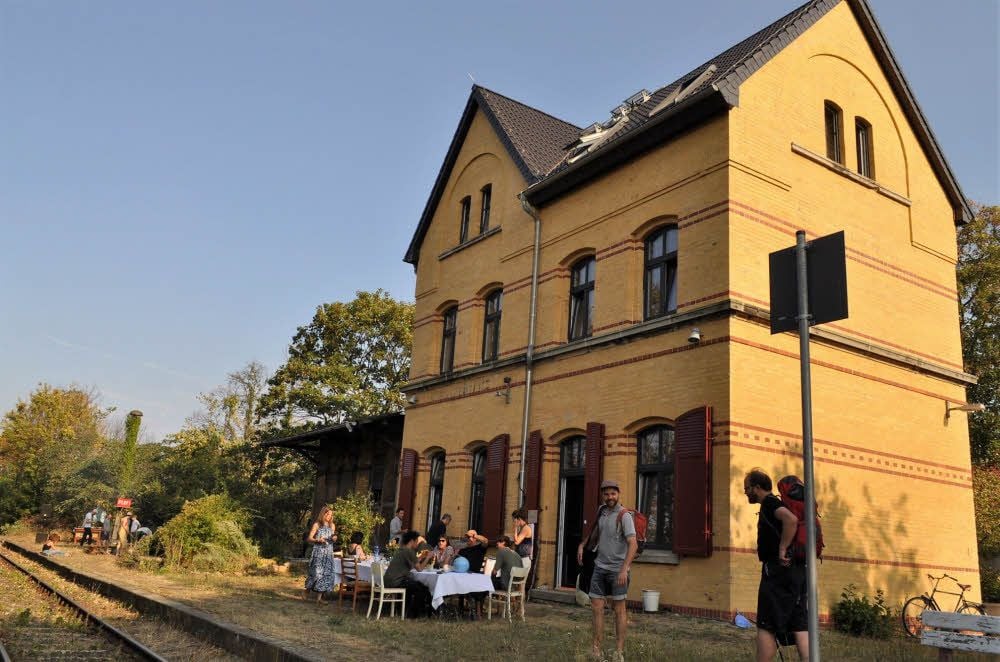 Gemütliche Atmosphäre direkt an den Gleisen. Künstler aus der Region haben sich getroffen, um über die Zukunft des Bahnhofs zu sprechen.