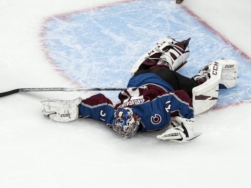 Torhüter Philipp Grubauer von den Colorado Avalanche liegt im Spiel gegen Dallas Stars verletzt auf dem Eis. Foto: Jason Franson/The Canadian Press/AP/dpa