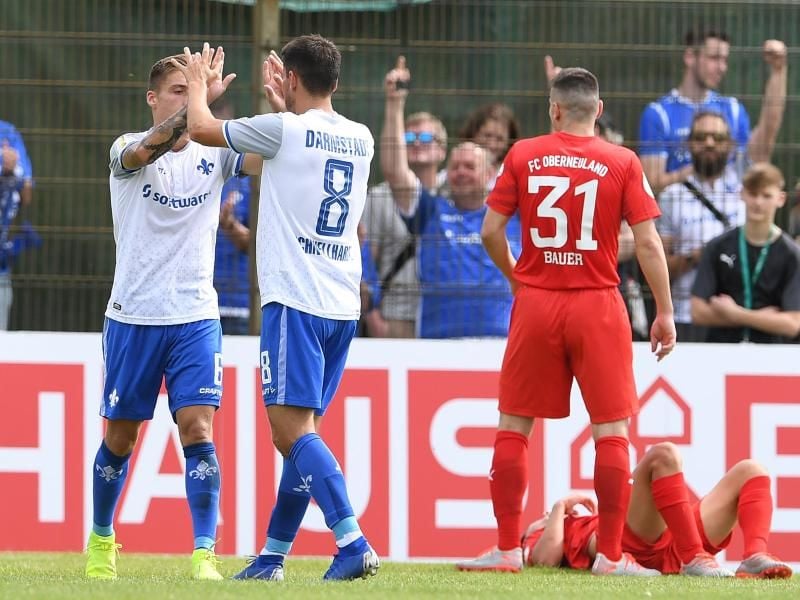Darmstadts Fabian Schnellhardt (M.) feiert mit Marvin Mehlem dessen Tor zum 0:2 neben Oberneulands Claas Ole Bauer. Foto: Carmen Jaspersen