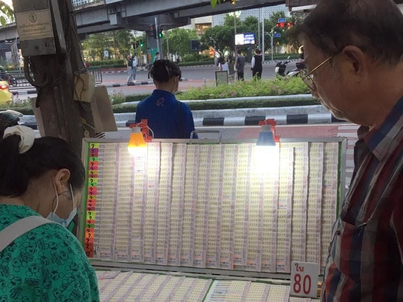Vor einem Tempel werden Lotterielose verkauft. Foto: Dow Kaewjinda/dpa