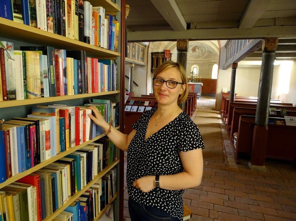 Annette Schmidt betreut die Bücherkirche Axien. Die Stelle wird befristet durch den Europäischen Sozialfonds gefördert.