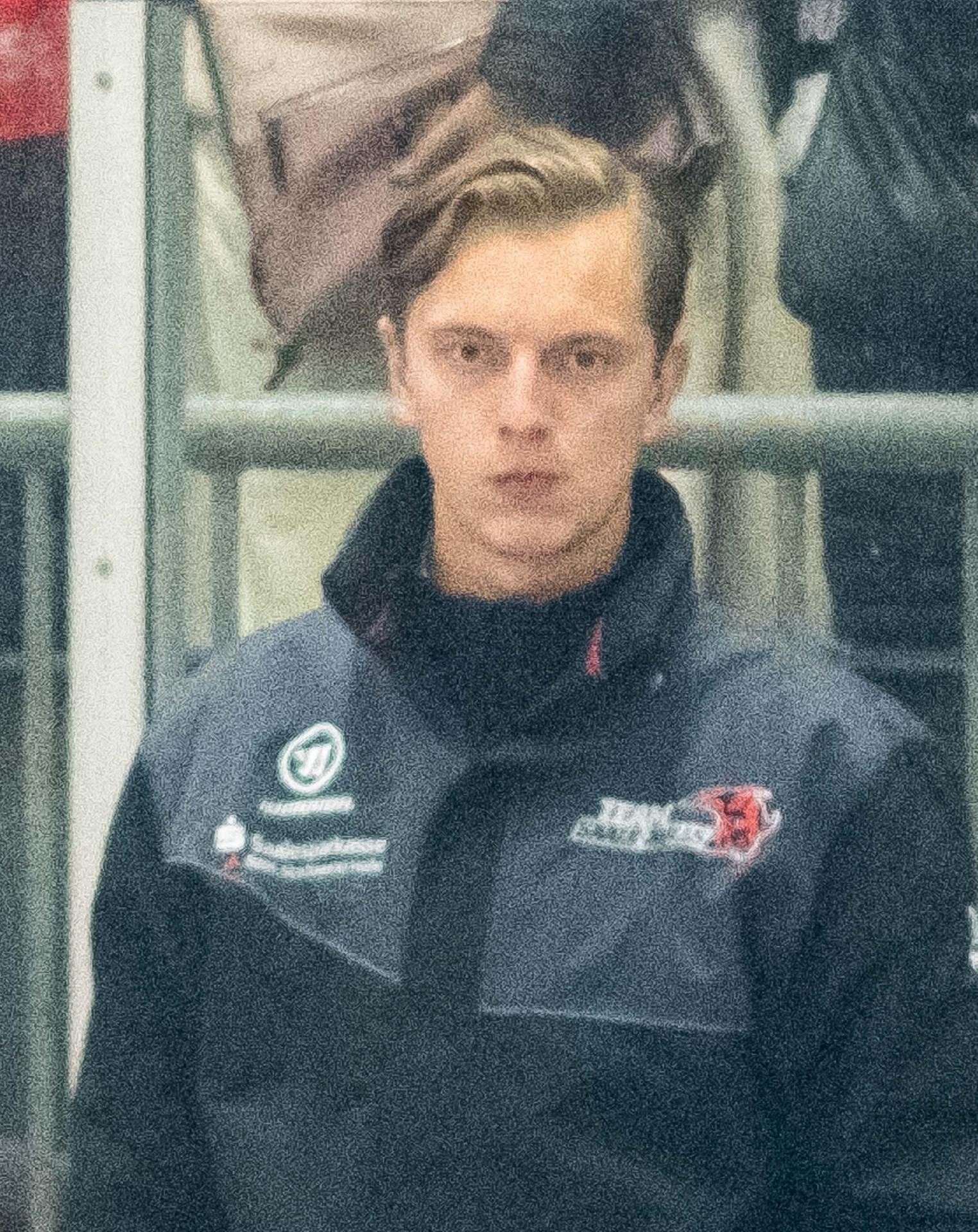 Stephan Klingner hinter der Bande im Profi-Team der Saale Bulls . Er assistiert Cheftrainer Dave Rich.