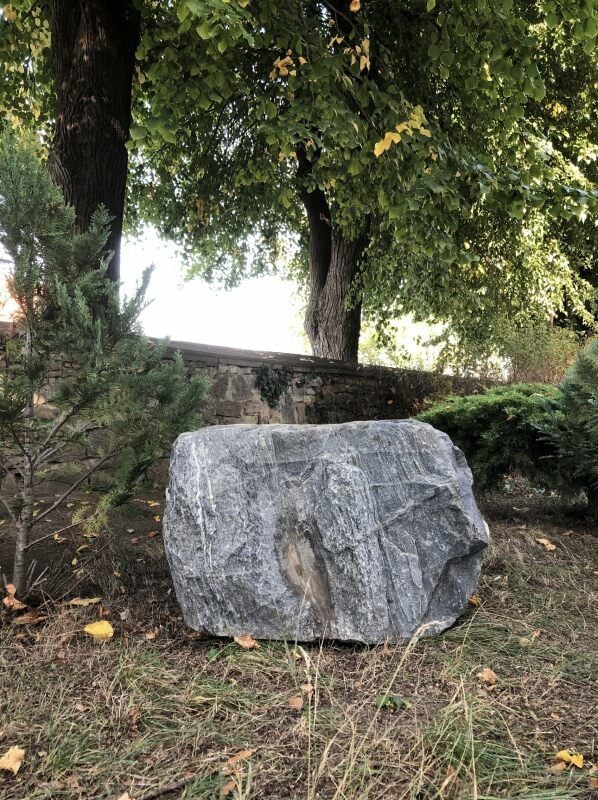 Der „Blaue Stein“ von Welbsleben lag bisher auf einem Feld zwischen der Arnsteiner Ortschaft und Westdorf (Stadt Aschersleben) und markierte die Grenze. Zur Sicherung vor Bauarbeiten für die Ortsumfahrung Aschersleben wurde der Stein vorerst auf den Friedhof nach Welbsleben gebracht.
