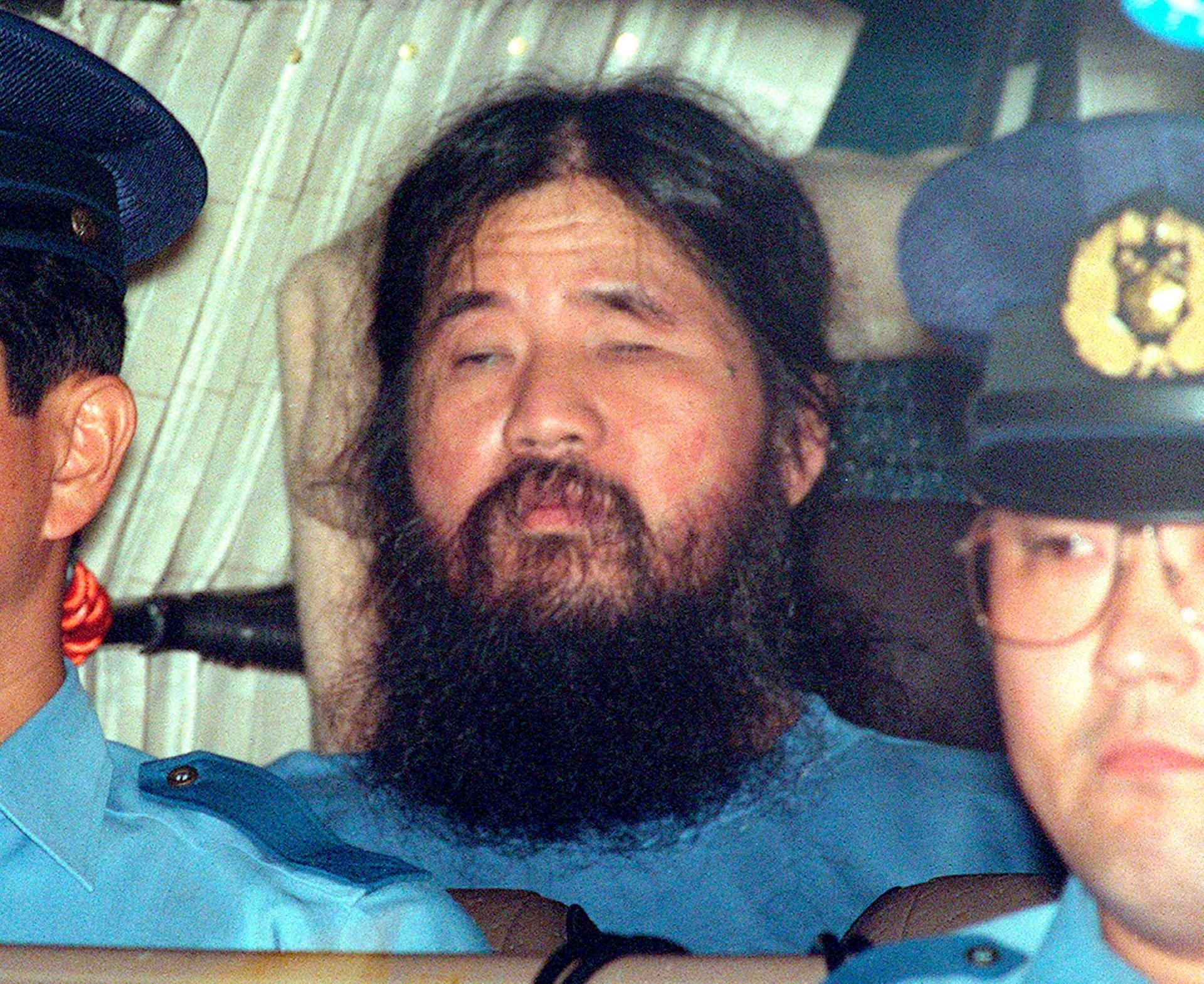 Shoko Asahara, Gründer der Endzeitsekte «Aum Shinrikyo», sitzt nach einem Verhör im September 1995 in einem Polizeifahrzeug.