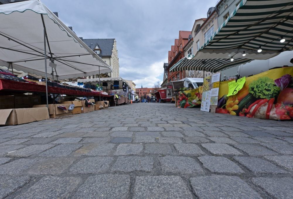 Auch wenn dies nur eine Momentaufnahme ist: Der Wochenmarkt in Aschersleben zählte am Donnerstag nur einen Bruchteil der sonstigen Besucher.
