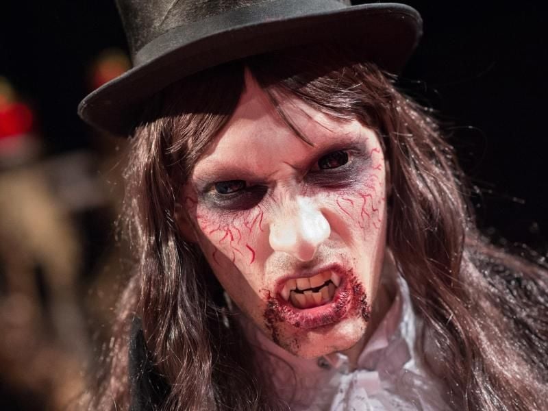 Gruselige Kontaktlinsen vervollständigen so manches Outfit an Halloween. Zu lange sollten sie aber nicht getragen werden. Foto: Klaus-Dietmar Gabbert