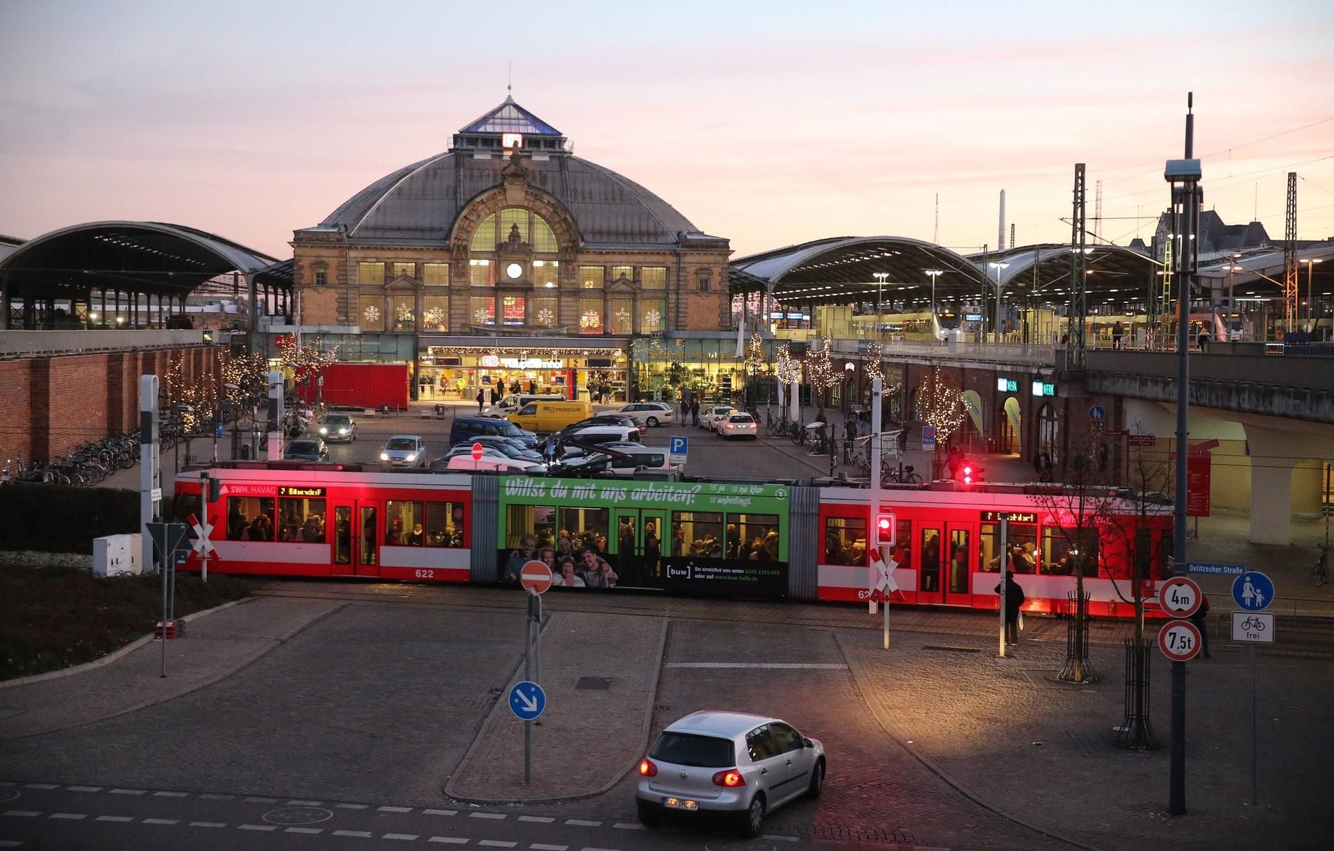 Straßenbahn vor Hauptbahnhof Bahnhof in Halle (Saale).