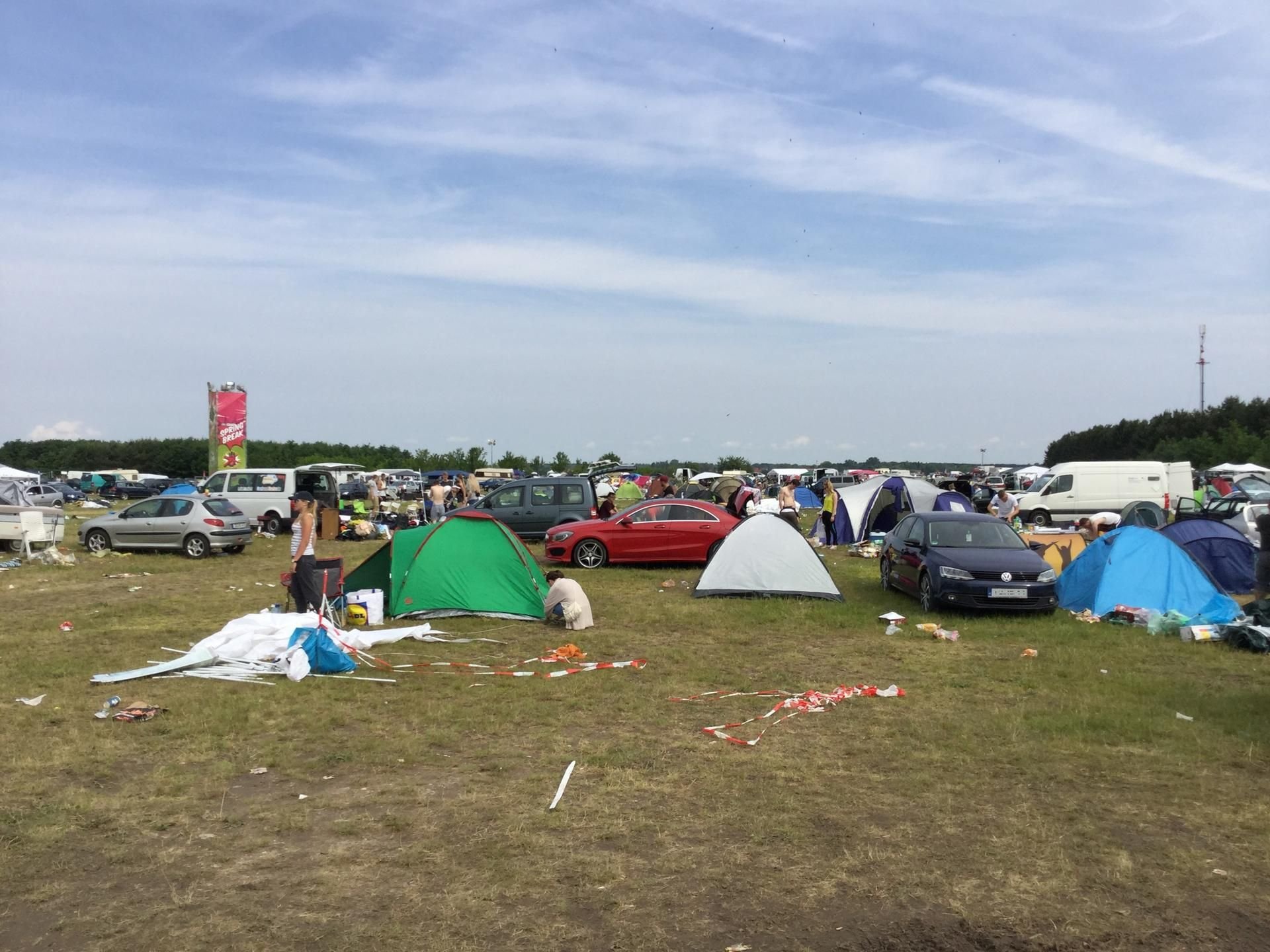 Die Festivalbesucher machen sich auf den Heimweg.