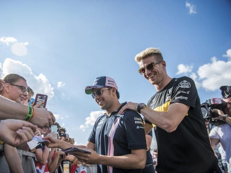 Nach der Ausmusterung bei Racing Point steht Sergio Perez (l) noch immer ohne Formel-1-Cockpit für 2021 da. Foto: Zoltan Balogh/MTI via AP/dpa