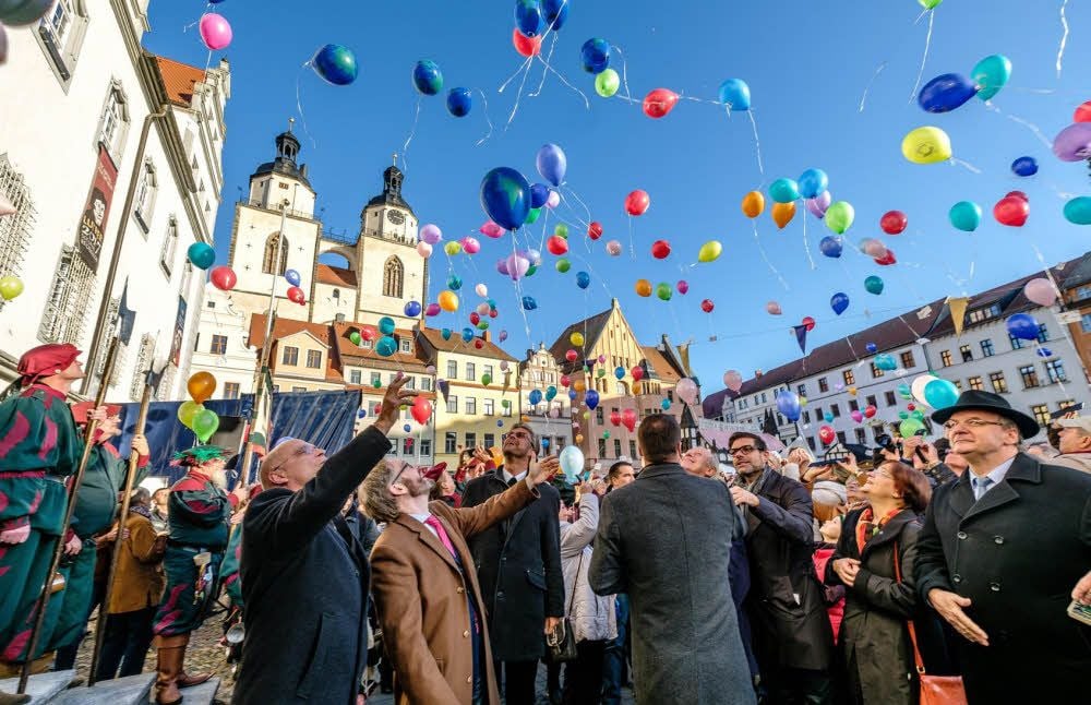 500 Jahre Reformation: Wittenberger wie Ministerpräsident Reiner Haseloff (rechts) lassen auf dem Marktplatz 500 Luftballons aufsteigen.