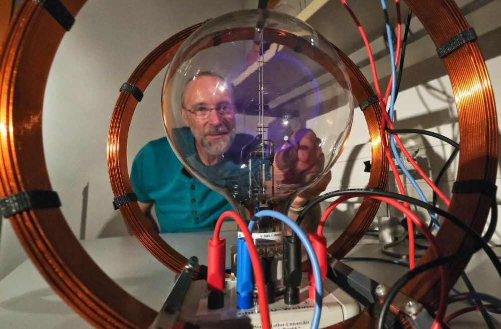 Mathias Stölzer verbiegt einen Elektronenstrahl zum Kreis. Der promovierte Physiker hat zur Langen Nacht Experimente vorbereitet.