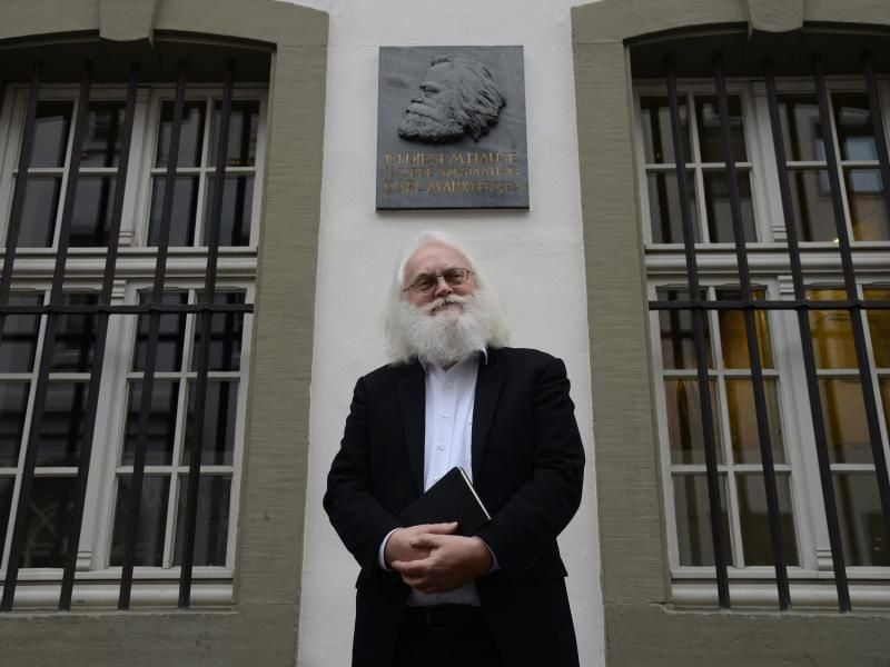 Michael Thielen vor dem Karl-Marx-Haus in Trier. Foto: Harald Tittel