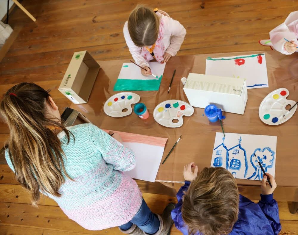 In eine Malwerkstatt verwandelt hat sich am Sonnabend ein Konferenzraum im Pretzscher Schloss. Teilnehmer eines Workshops für Kinder zauberten sich mit Farbe und Pinsel ein eigenes Bühnenbild.