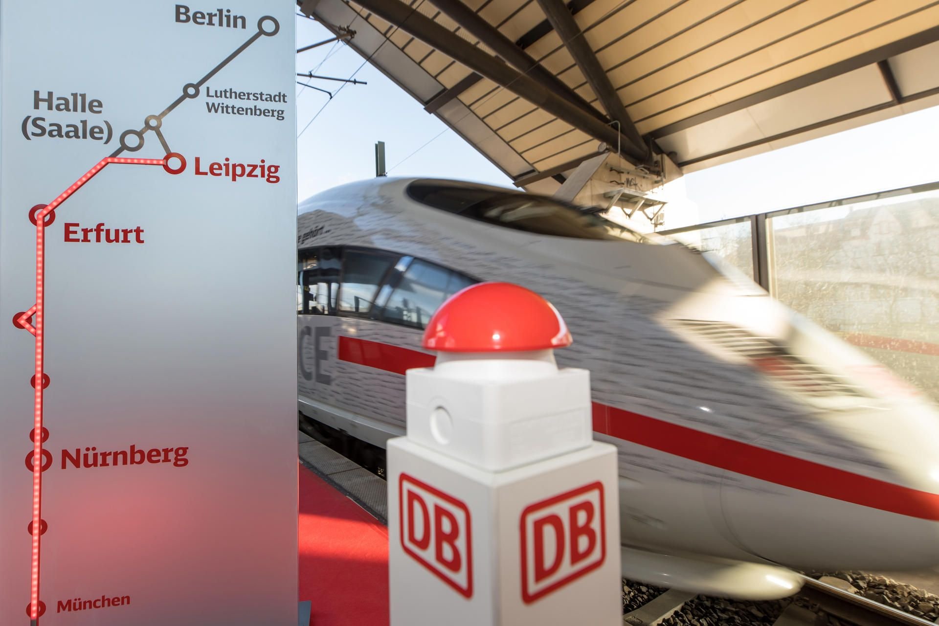 Ein ICE-Sonderzug für Politiker und Bahnmanager verlässt am 08.12.2017 nach den Eröffnungsfeierlichkeiten den Bahnhof von Erfurt.