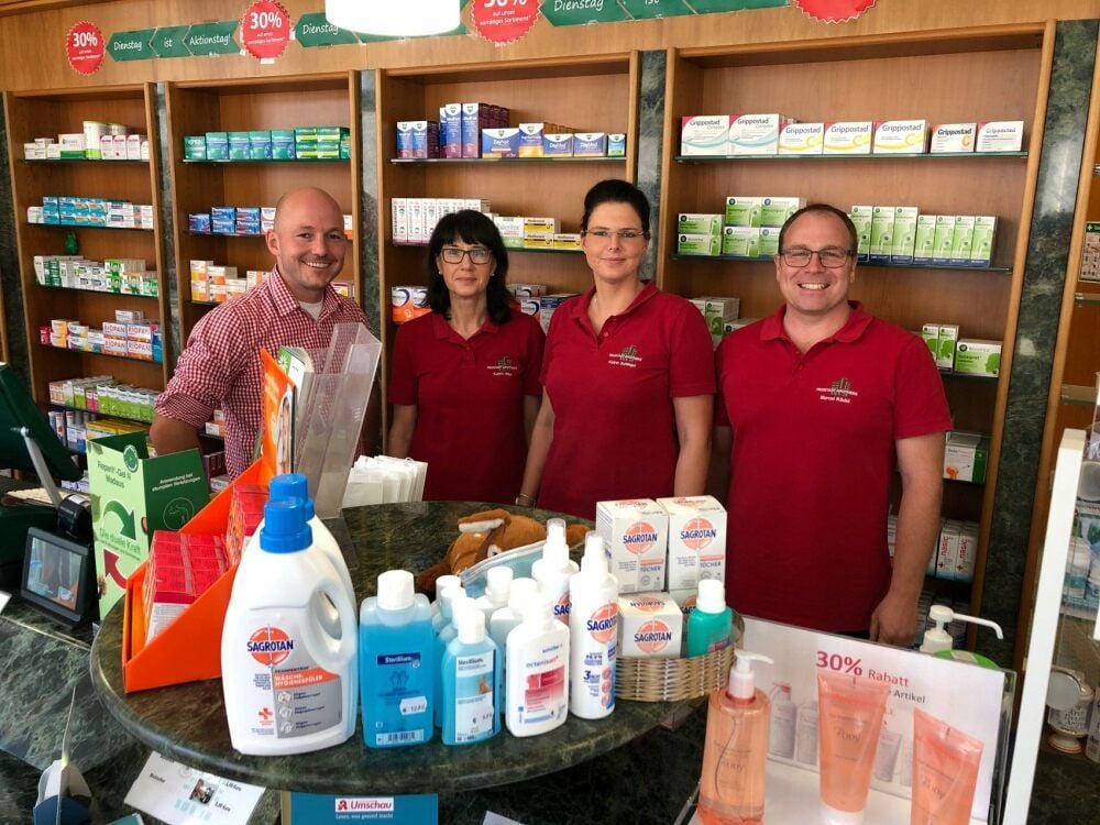 Inhaber Alexander Dathe plant mit seinen Angestellten Katrin Hiller, Katrin Schlegel sowie Filialleiter Marcel Ködel (v.l.n.r.) den Umzug von der Merseburger Straße ins Medizinische Versorgungszentrum „Medicum“ in der Schillerstraße.