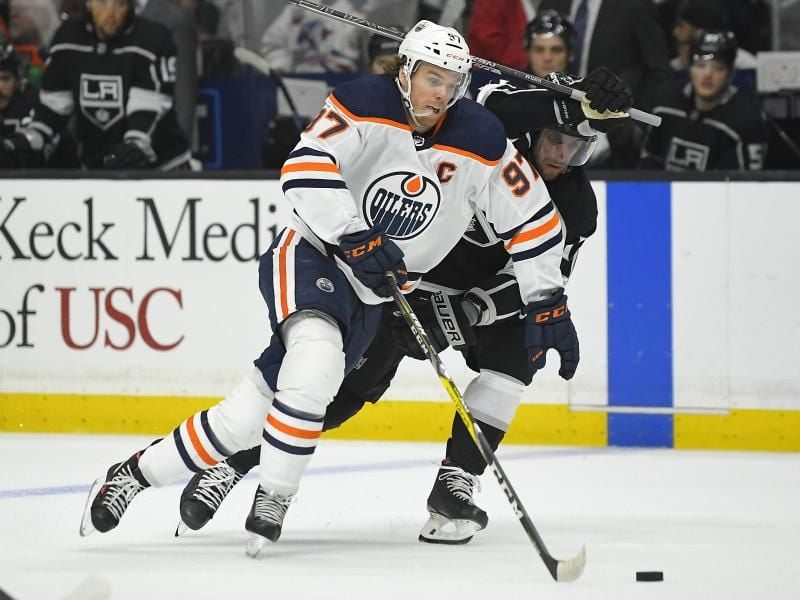 Connor McDavid (l) von den Edmonton Oilers wurde positiv auf das Coronavirus getestet. Foto: Mark J. Terrill/AP/dpa