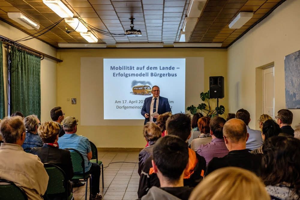 Stefan Busch, 1. Bürgermeister von Selbitz in Oberfranken, stellt im befreundeten Dorf Selbitz den Bürgerbus vor.
