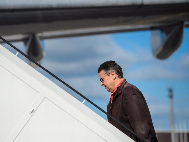 Bundesaußenminister Sigmar Gabriel steigt auf dem militärischen Teil des Flughafens Tegel in Berlin in einen Airbus A340 der Deutschen Luftwaffe. Foto: Gregor Fischer