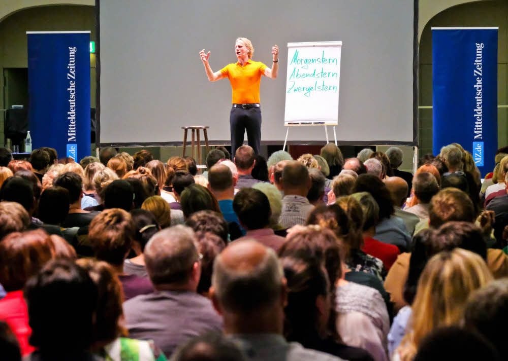 Auffallend orange: So experimentierfreudig wie sein T-Shirt war Mentaltrainer Thomas Baschab auch während seines Vortrags.
