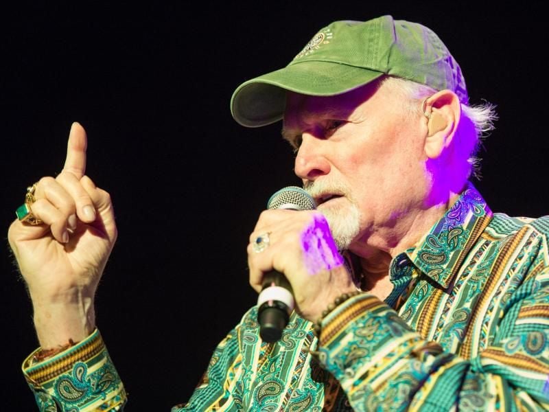 Mike Love, Gründungsmitglied der Beach Boys, sang in Hamburg viele große Hits aus alten Zeiten. Foto: Christophe Gateau