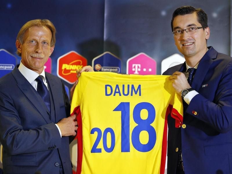 Verbandschef Razvan Burleanu (r) und Christoph Daum präsentieren bei dessen Vorstellung im Juli 2016 ein Trikot mit der „Zielvereinbarung”. Foto: Robert Ghement