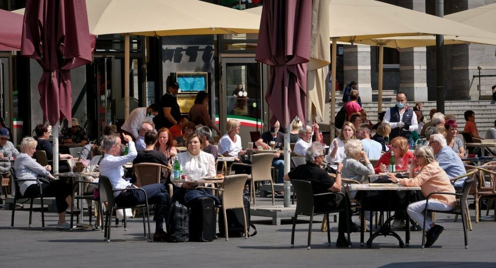 Halles Gastro-Szene hat sich wieder belebt, und vor allem an warmen Tagen sind die Freisitze wie hier auf dem Markt gut besucht.