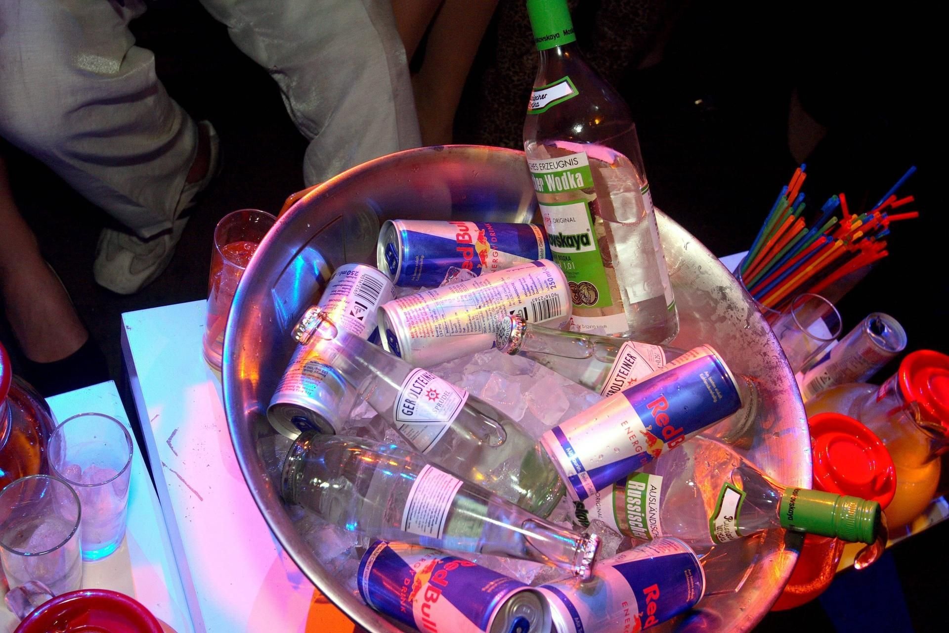 Beliebt, aber anscheinend auch brandgefährlich: Wodka und Energydrinks wirken zusammen fast wie Kokain.